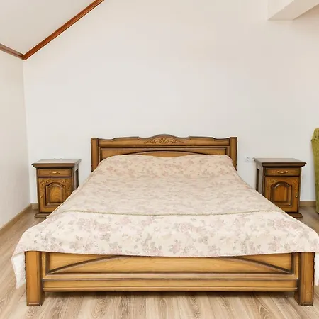 Gostyniy Dvir Synevir Synevyr